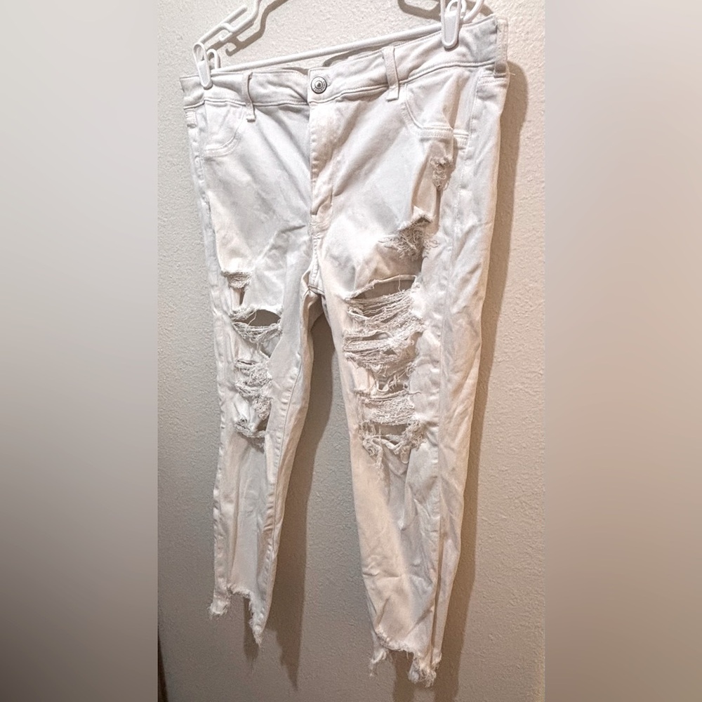AE Distressed White Jeans 20S